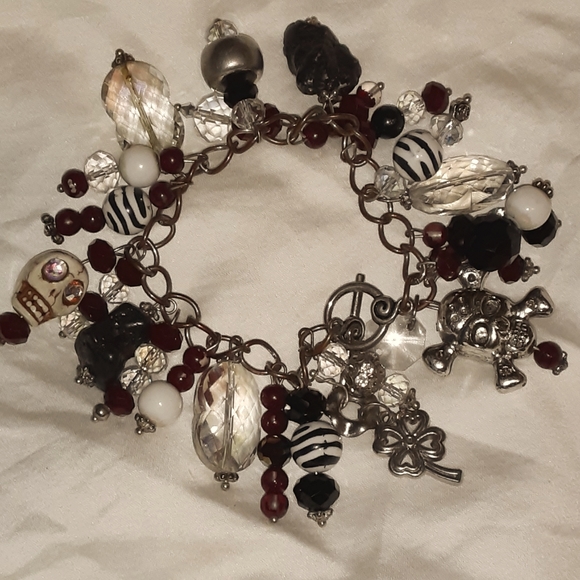 unbranded Jewelry - Charm bracelet